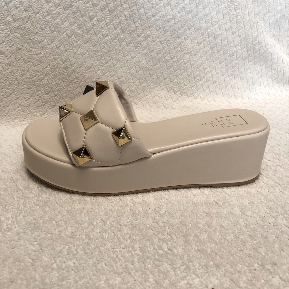 Shu Shop Sandals Cream/Gold Studs - Size 8